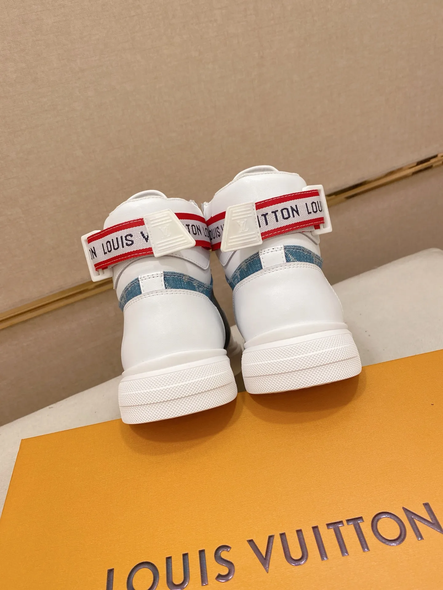 Men's shoes 400💰louis vuitton (Louis Vuitton/lv)🔍🔍The new counters are on sale at the same time. The uppers are imported from Italy. ⃣️Re-engraved🇮🇹💪💪, ⚠Sole: The original sole is specially provided by the original factory, the exclusive movable molded sole is super comfortable, ⚠Original and single goods 🔍high quality, you can enter and leave the counter at will, welcome to compare⚠. Code number: 38-44 (45/customized, non-refundable)